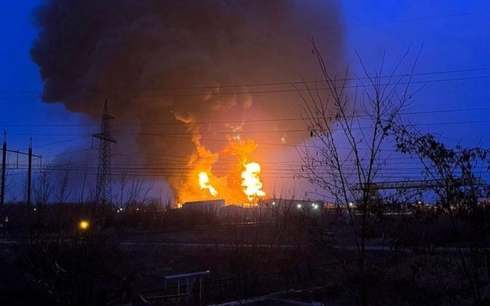 Пожар на нефтебазе Белгорода и оккупанты-мародеры на ЧАЭС: 5 главных новостей ночи