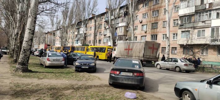 Людей, желающих выехать из оккупированного Мелитополя, уже грузят в фуры (фото, видео)