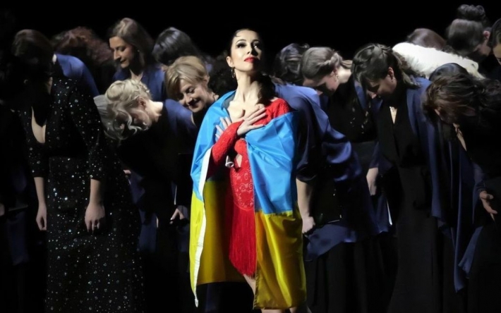 Екатерина Кухар вышла на сцену с флагом Украины и призвала всех сплотиться еще сильнее