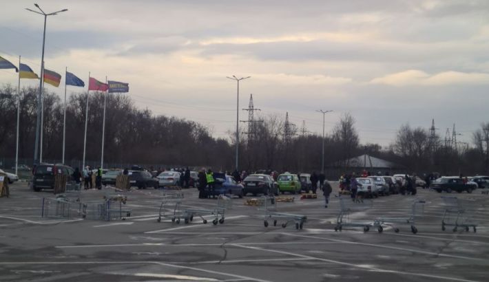 На пути в Запорожье из Мелитополя один автомобиль из конвоя обстреляли (фото)