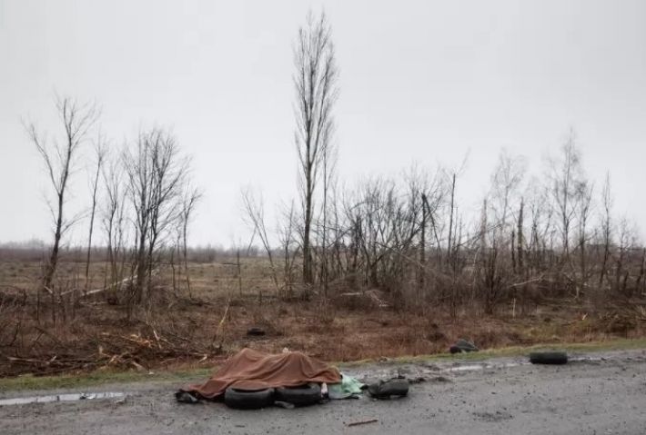 Под Киевом обнаружили тела женщин, которых россияне пытались сжечь на обочине трассы