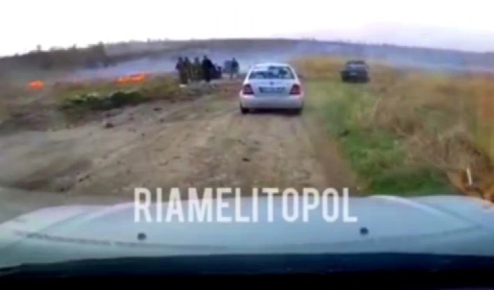 Жители Мелитополя по полям и под пулями выезжают из оккупированного города (видео)
