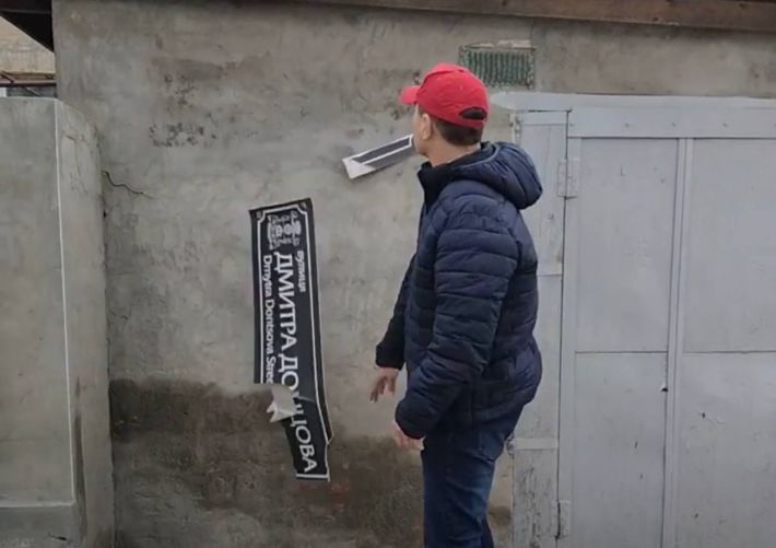 В Мелитополе депутат срывает таблички с украинскими названиями улиц (видео)