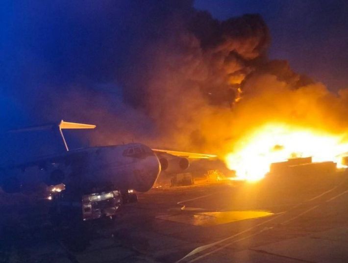 В сети показали последствия авиаударов по аэродрому в Мелитополе (фото)