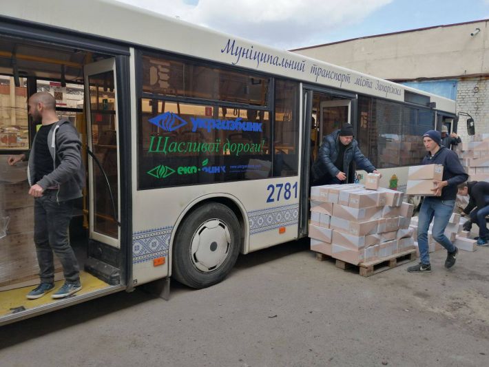 Из Запорожья в Мелитополь отправился гуманитарный конвой (фото, видео)