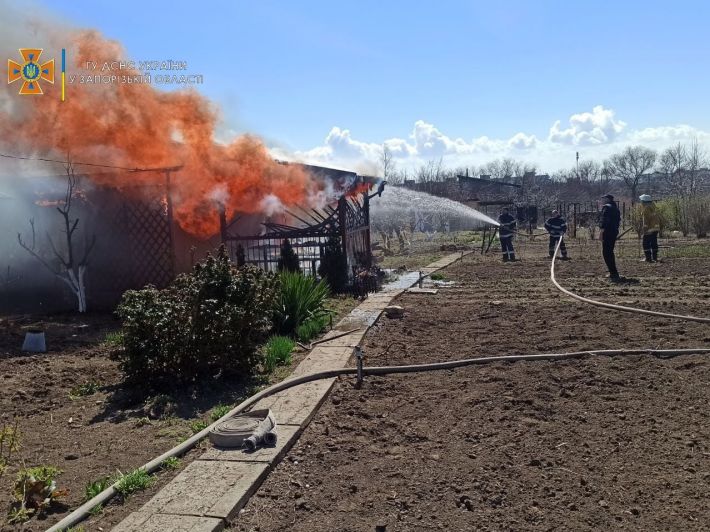 В Запорожской области в результате обстрела загорелся частный дом (фото)