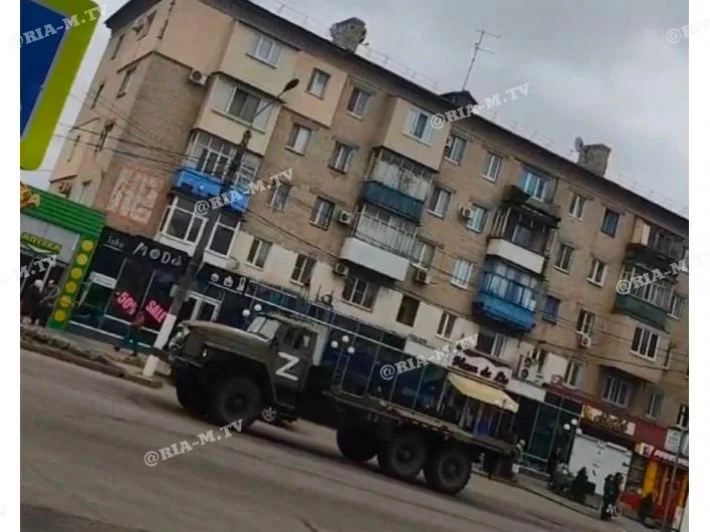 В Мелитополе военные РФ мародерят и днем и ночью (видео)