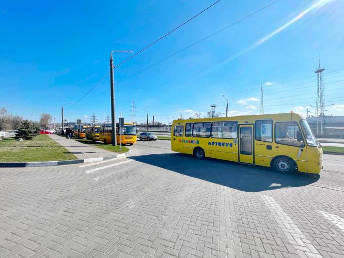 Угрожая водителям, оккупанты отобрали автобусы и весь гуманитарный груз – мэр Мелитополя