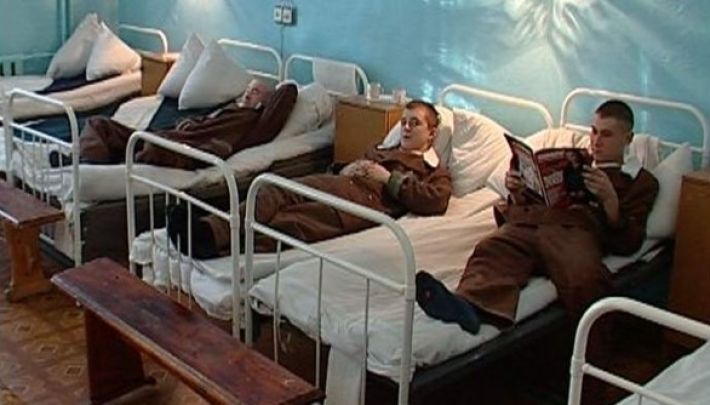 В Пологах российские военные выгнали всех пациентов из больницы и используют ее как госпиталь