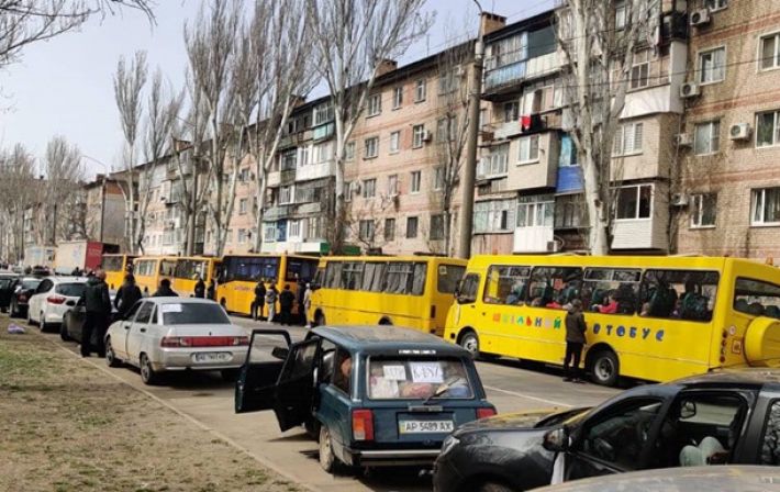 Из Мелитополя по "зеленому" коридору могут выехать владельцы личного транспорта - о возвращении автобусов идут переговоры