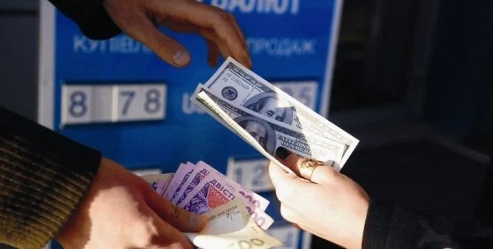 В Мелитополе в сети меняют доллары и обналичивают деньги (видео)