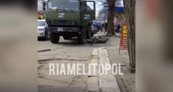 В Мелитополе вояки РФ на рынке продавали сигареты и пиво (видео)