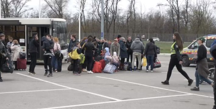 В Запорожье прибыли эвакуационные автобусы с жителями Токмака (фото)