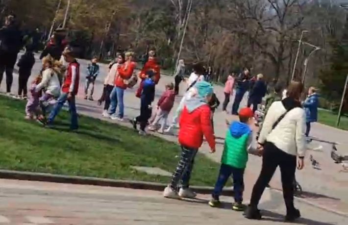 Бесплатная сладкая вата и фото с оккупантом – в мелитопольском парке устроили детский праздник (видео)