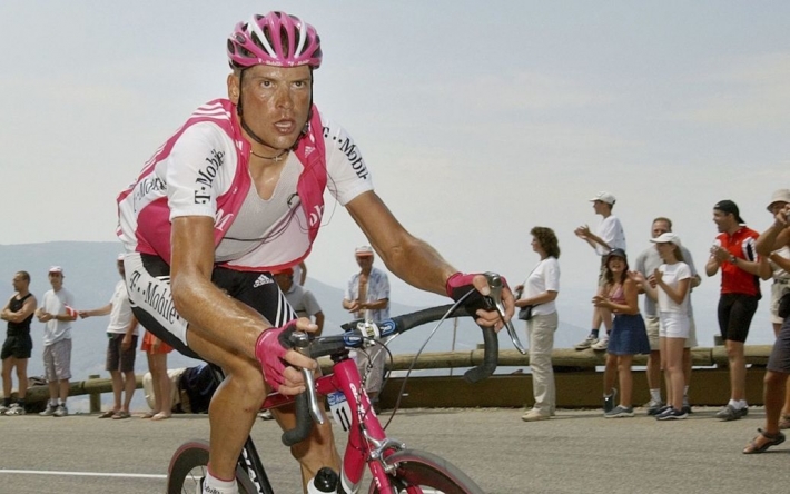 Легендарный велогонщик продал велосипед победителя "Тур де Франс", чтобы помочь украинским детям