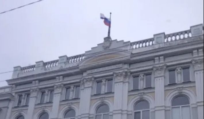 В Мелитополе оккупанты окопались в административных зданиях и вывесили на них свои флаги (фото)