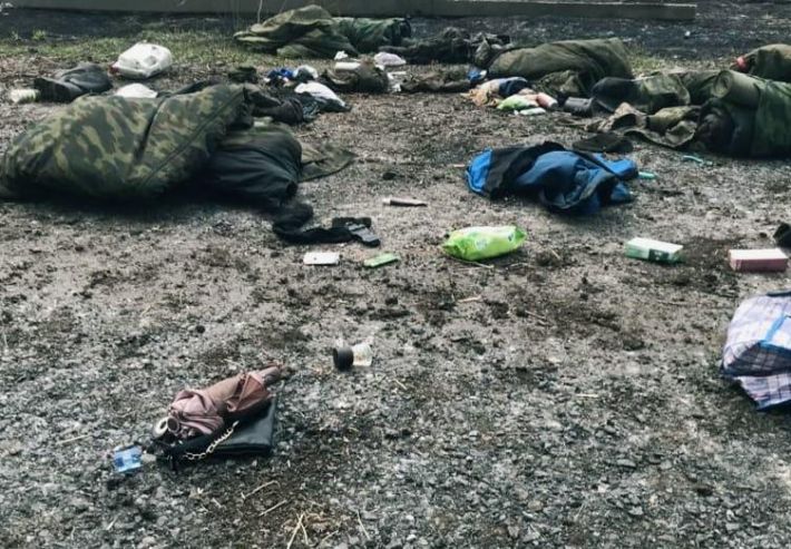 "Женская сумочка и розовый зонтик": ВСУ показали поле боя после уничтожения оккупантов