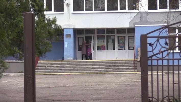 В Мелитополе коллаборантка Елена Шапурова запугивает родителей и учеников школ (фото)