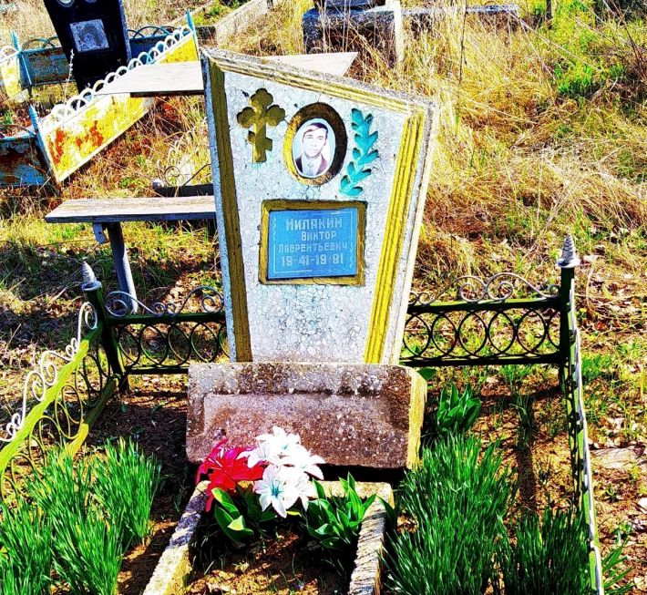 На кладбище в оккупированном Днепрорудном орудовали вандалы (фото)
