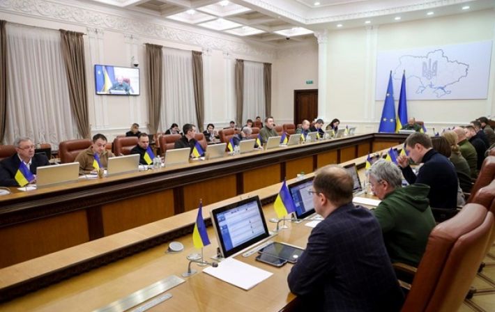 Чиновников обязали вернуться в Украину