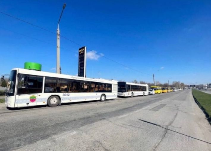 Оккупанты снова задержали автобусы с гуманитаркой, направлявшиеся в Мелитополь (видео)