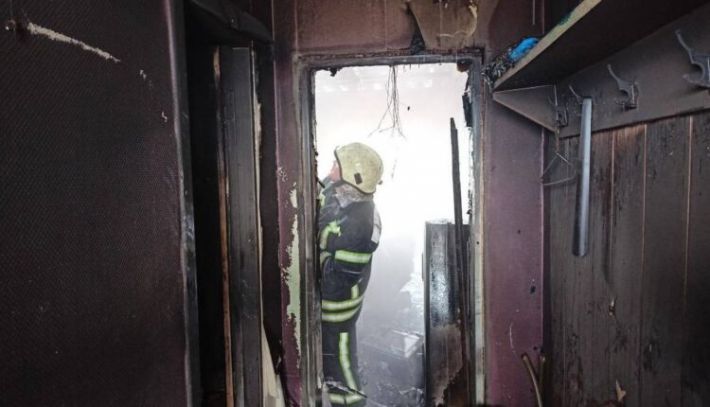 В Запорожской области из-за обстрелов врага сгорел двухэтажный дом (фото)