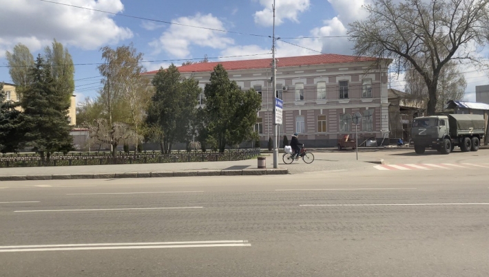 В Мелитополе рашисты взялись за благоустройство – ремонтируют здание СБУ (видео)