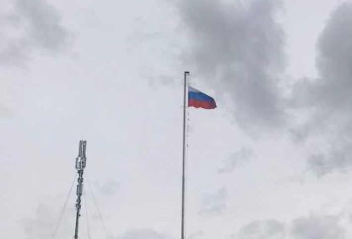В Мелитопольском районе жители поселка сняли "рашисткую тряпку" с флагштока (видео)