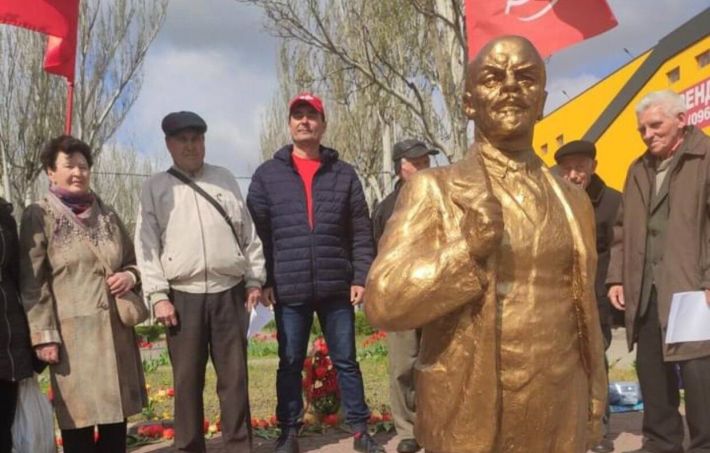 Курьёзы. В Мелитополе коммунисты притащили бронзового Ленина на улицу Гетманскую (фото, видео)