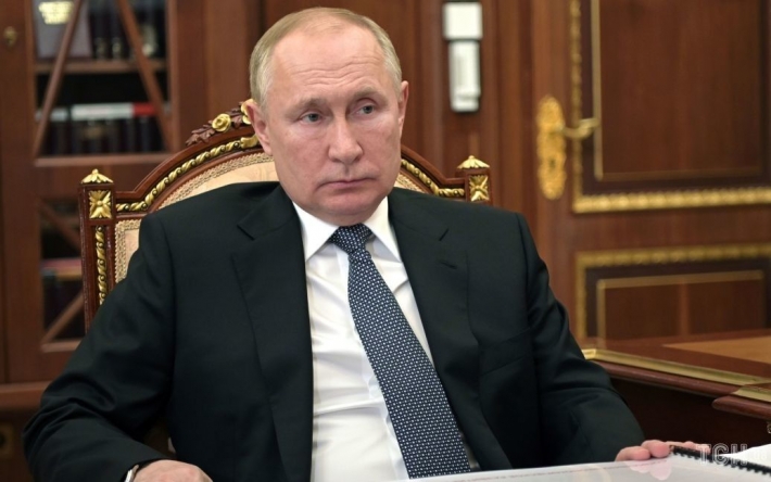 Следите за руками: 10 снимков Путина, доказывающих, что с ним что-то не так