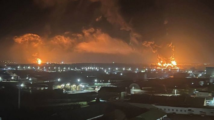 В российском Брянске взорвалась и пылает местная нефтебаза