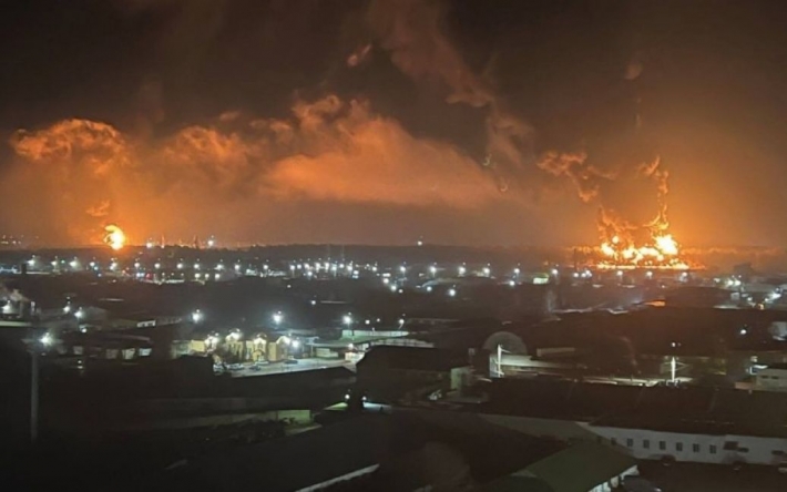 Власти молчат, а местные эвакуируются: что известно о масштабном пожаре в Брянске
