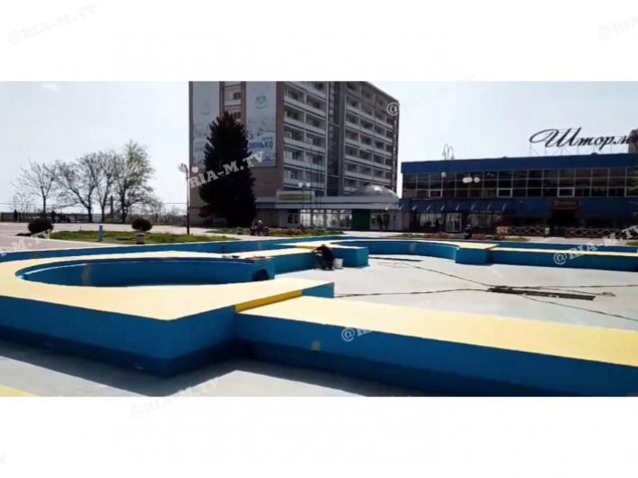 В Мелитополе коллаборанты с оккупантами уже сдирают краску с сине-желтого фонтана (фото)