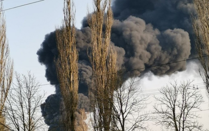 Авиабаза, нефтебаза, мясокомбинат и полиция: в России за сутки произошло сразу несколько масштабных пожаров