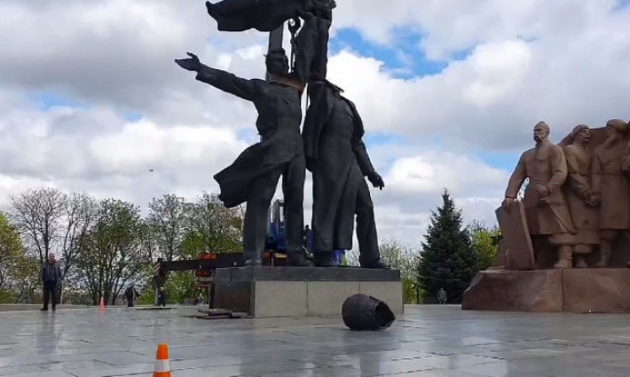 При демонтаже скульптур Дружбы народов у русского рабочего отвалилась голова - ВИДЕО