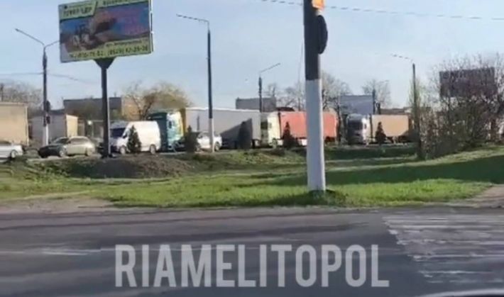 В Мелитополе оккупанты продолжают вывозить награбленное в Крым (видео)