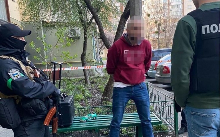 В Киеве мужчина открыл огонь в подъезде многоэтажки и угрожал гранатой