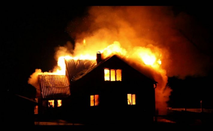 В Мелитополе в частном доме разгорелся масштабный пожар