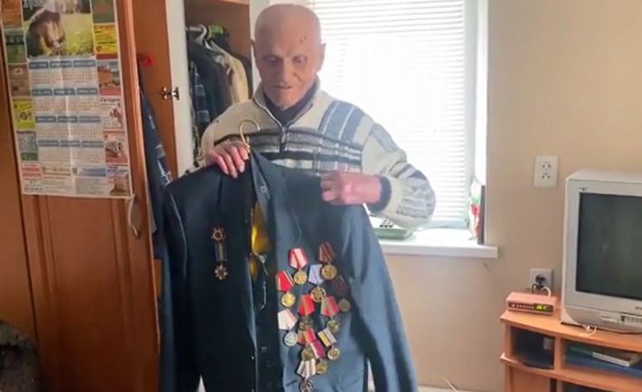 В Мелитополе националисты запрещали ветерану носить ордена - разбор фейка РосСМИ (фото, видео)