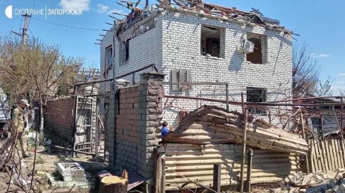 В результате утреннего авиаудара по Запорожью повреждены больше десятка домов (фото)