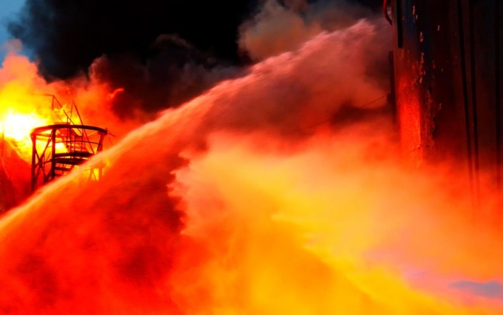 В оккупированном Донецке загорелась нефтебаза (видео)