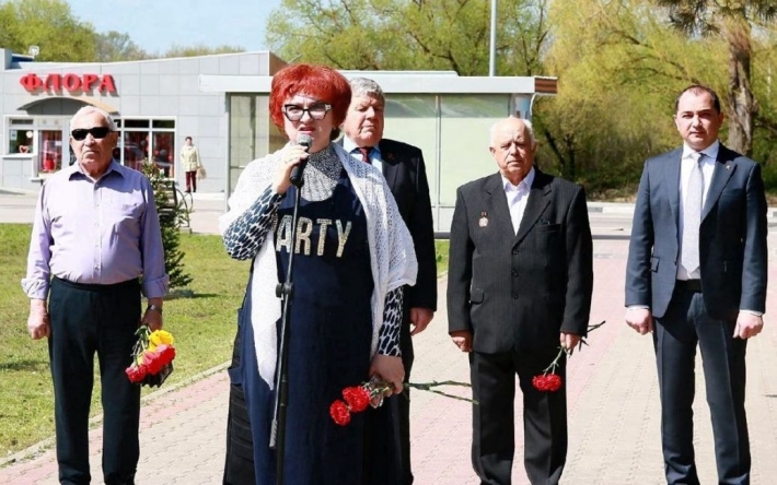 В платье с надписью "Party" на траурном мероприятии: чиновница "Единой России" опозорилась из-за нелепого наряда