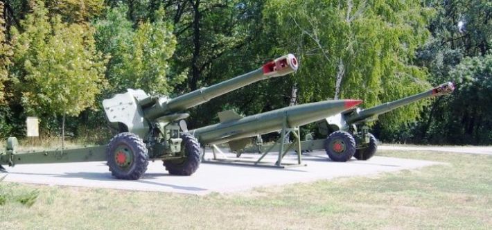 В запорожском парке демонтируют советскую военную технику