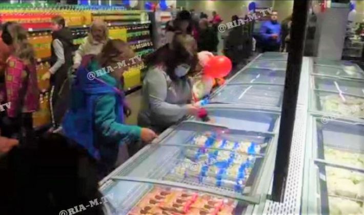 В Мелитополе в отжатом у АТБ супермаркете продукты уже продают за рубли (фото)