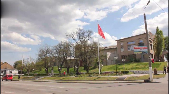 В Мелитополе российские оккупанты с коллаборантами подняли еще одно красное знамя (фото)
