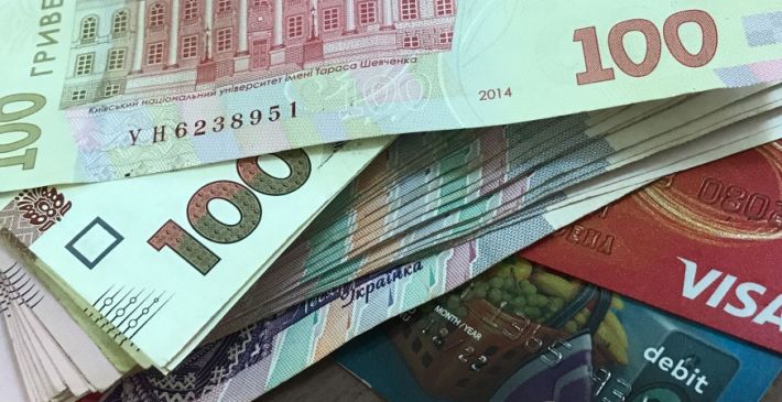 В Мелитопольском районе представитель банка оформляет пенсионерам пенсионные карты