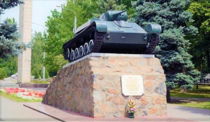 В Мелитополе оккупанты перекрасили танк на Братском кладбище (фото)