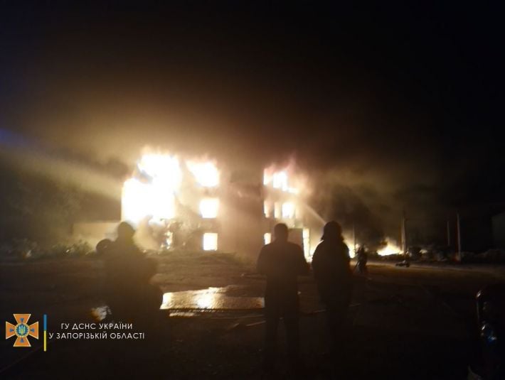 В Запорожье разгорелся масштабный пожар на предприятии (фото)