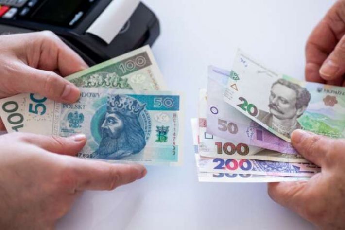 Польша значительно повысит минималку: сколько будут платить украинцам