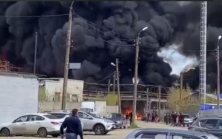 В России снова масштабный пожар: горит цистерна с растворителями (видео)